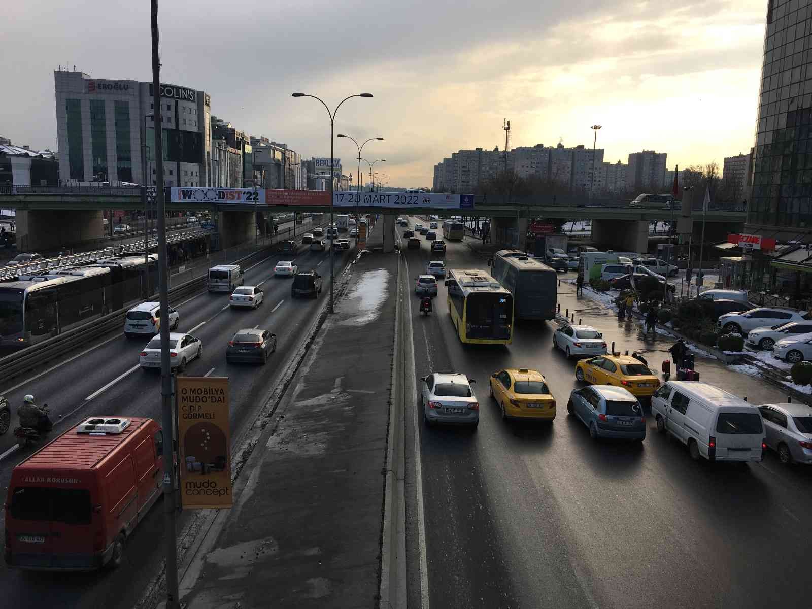 İstanbul’da 4 günlük kar tatilinin ardından toplu taşımada bir yoğunluk yaşanırken, İBB’nin trafik uygulamasında trafik yoğunluğu ise yüzde 52 ...