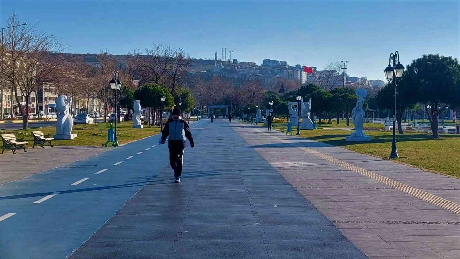 Aybar kar fırtınası ile boğuşan İstanbul’un hemen yanı başındaki Tekirdağ şehir merkezine bir gram kar düşmemesi ve kentin güneşli olması ...