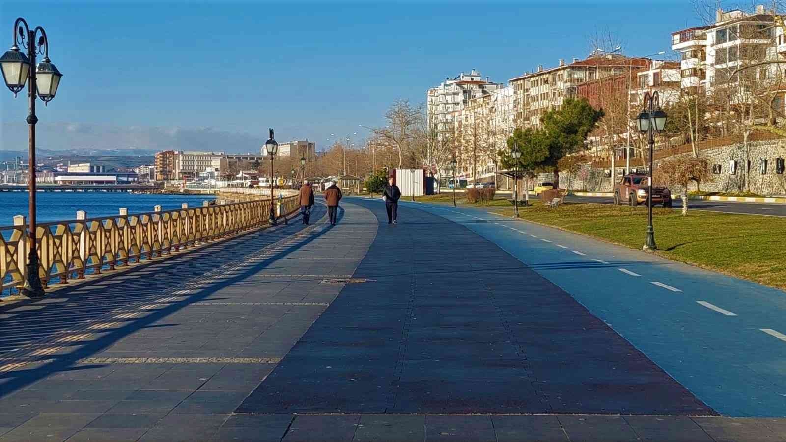 Aybar kar fırtınası ile boğuşan İstanbul’un hemen yanı başındaki Tekirdağ şehir merkezine bir gram kar düşmemesi ve kentin güneşli olması ...