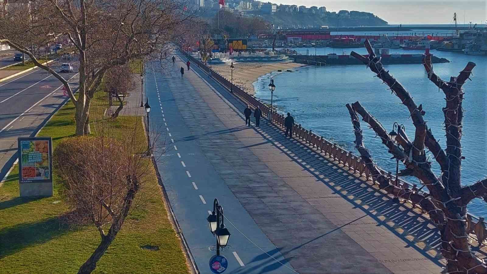 Aybar kar fırtınası ile boğuşan İstanbul’un hemen yanı başındaki Tekirdağ şehir merkezine bir gram kar düşmemesi ve kentin güneşli olması ...