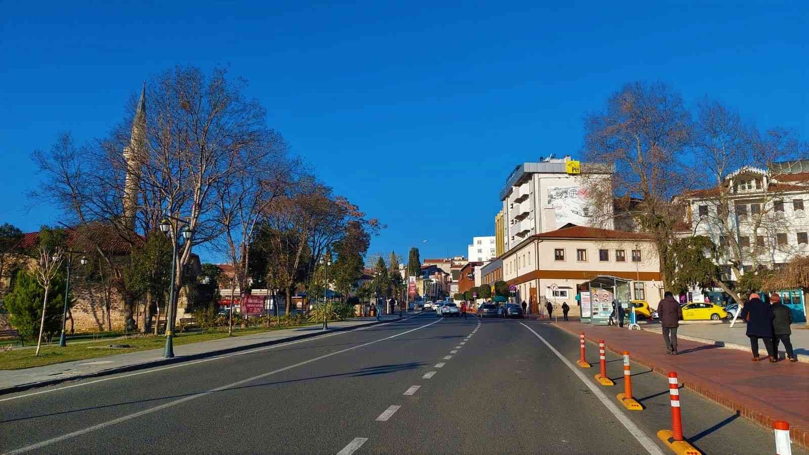 Aybar kar fırtınası ile boğuşan İstanbul’un hemen yanı başındaki Tekirdağ şehir merkezine bir gram kar düşmemesi ve kentin güneşli olması ...