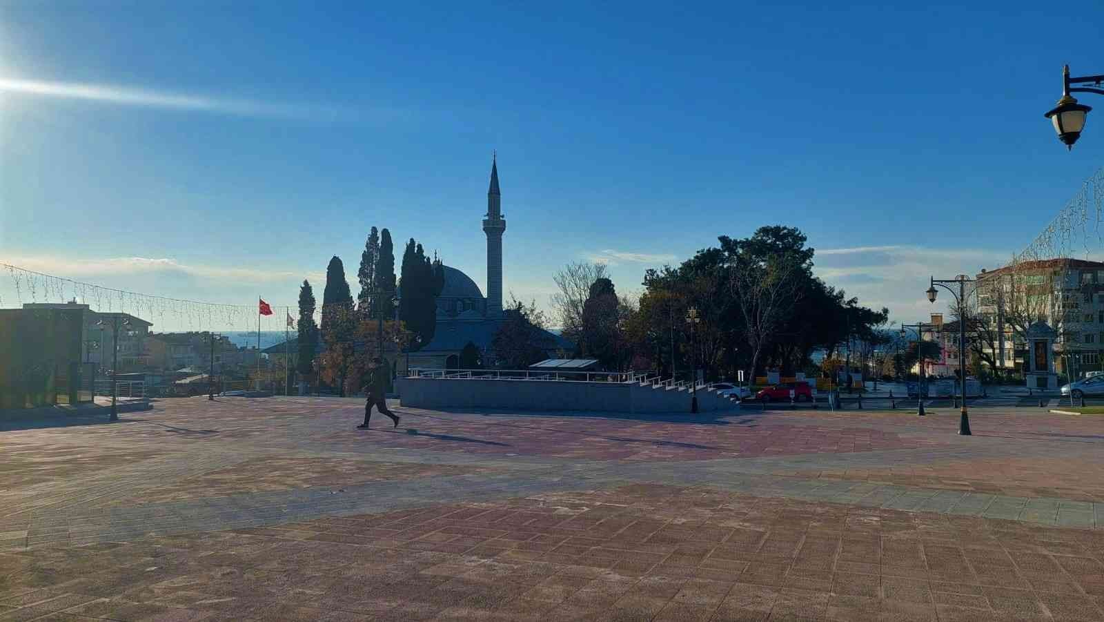 Aybar kar fırtınası ile boğuşan İstanbul’un hemen yanı başındaki Tekirdağ şehir merkezine bir gram kar düşmemesi ve kentin güneşli olması ...