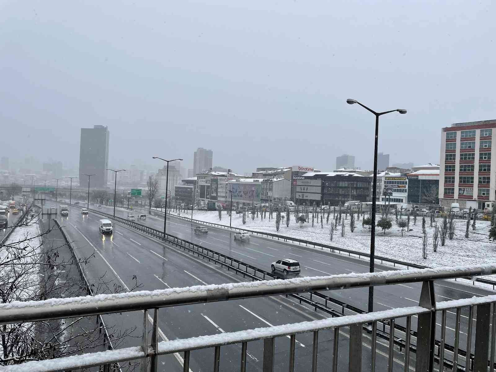 Meteorolojinin uyarılarının ardından İstanbul’da kar yağışı aralıklarla etkisini sürdürüyor. İstanbul genelinde aralıklarla yağan kar zaman ...