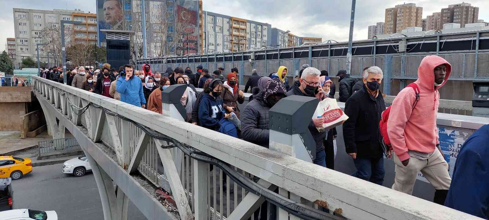 İstanbul’da yarın itibariyle başlayacak ve hafta sonu da etkili olacak kar yağışı öncesi kent genelinde trafik yoğunluğu arttı. Araç trafiğinin ...