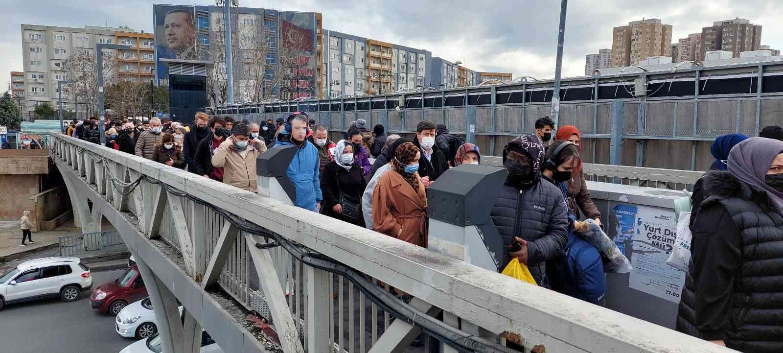 İstanbul’da yarın itibariyle başlayacak ve hafta sonu da etkili olacak kar yağışı öncesi kent genelinde trafik yoğunluğu arttı. Araç trafiğinin ...