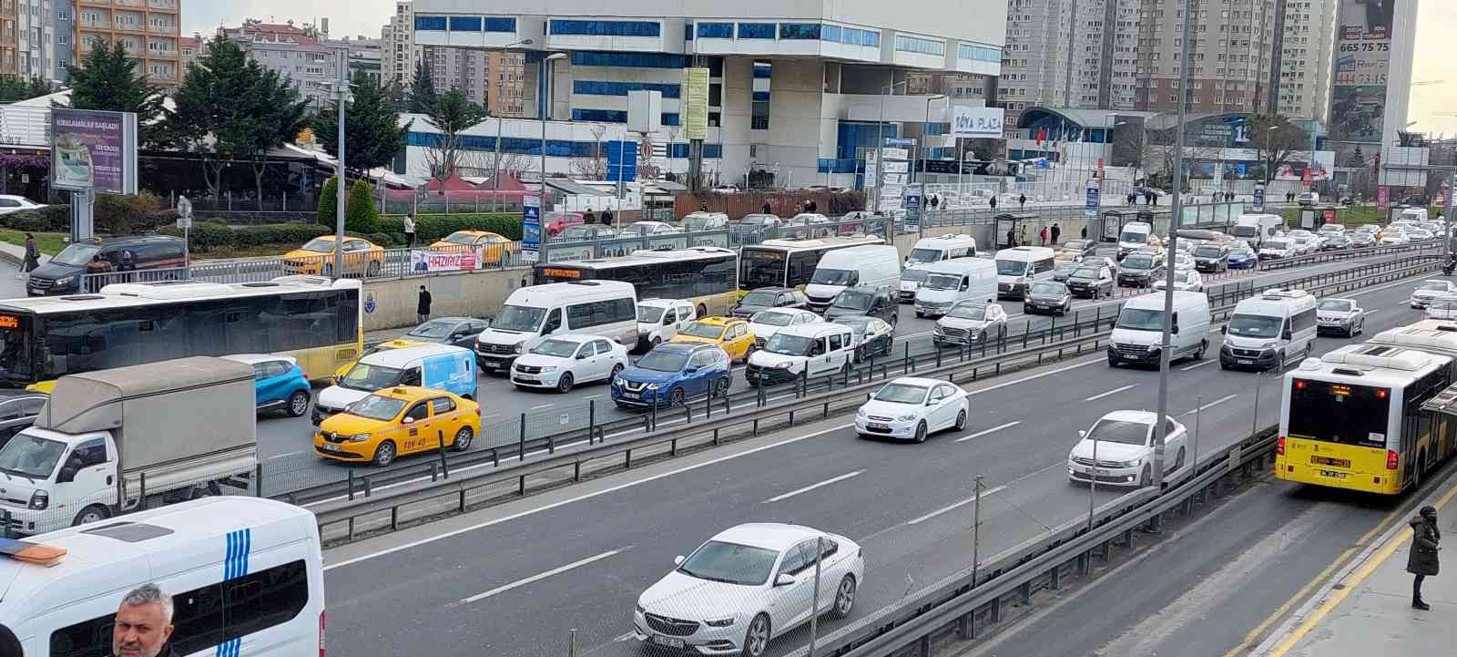 İstanbul’da yarın itibariyle başlayacak ve hafta sonu da etkili olacak kar yağışı öncesi kent genelinde trafik yoğunluğu arttı. Araç trafiğinin ...