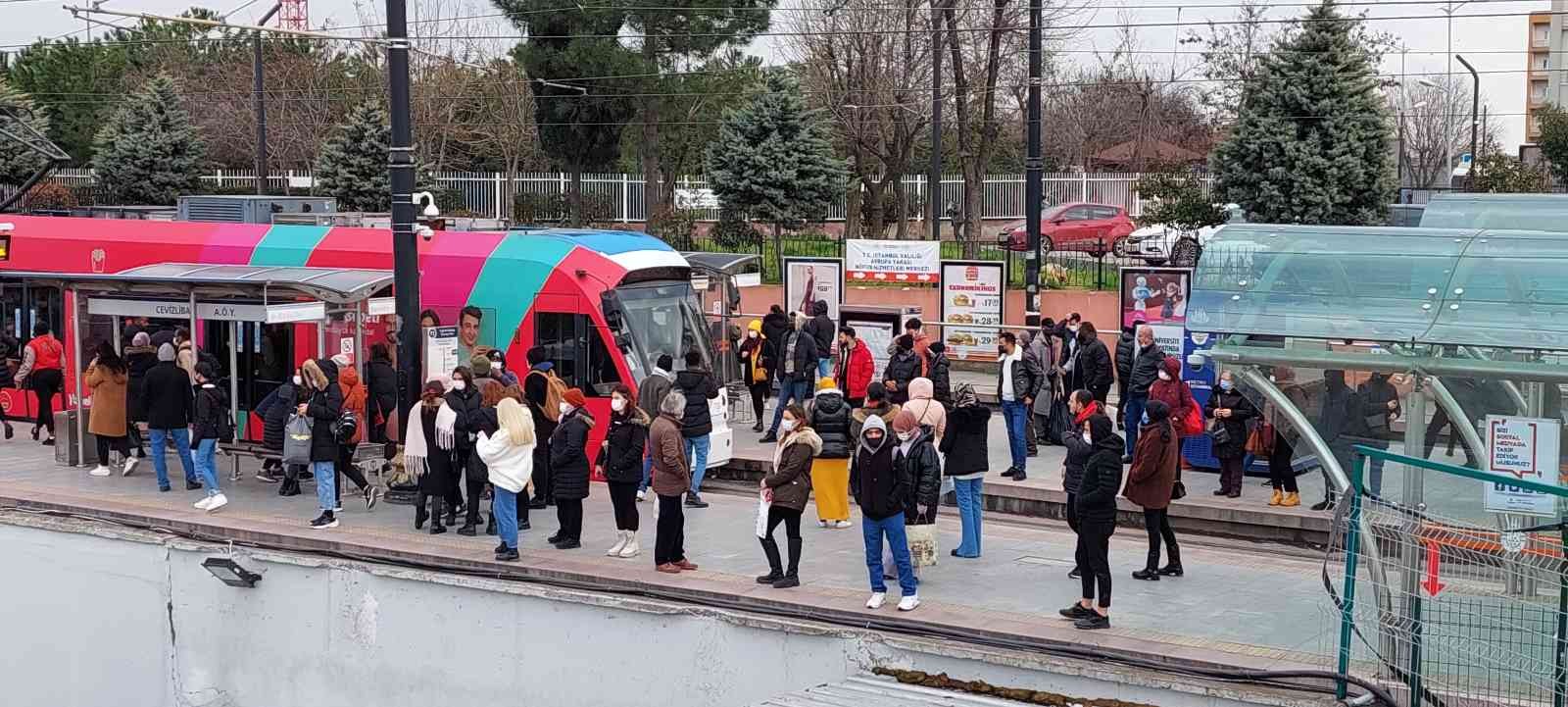 İstanbul’da yarın itibariyle başlayacak ve hafta sonu da etkili olacak kar yağışı öncesi kent genelinde trafik yoğunluğu arttı. Araç trafiğinin ...