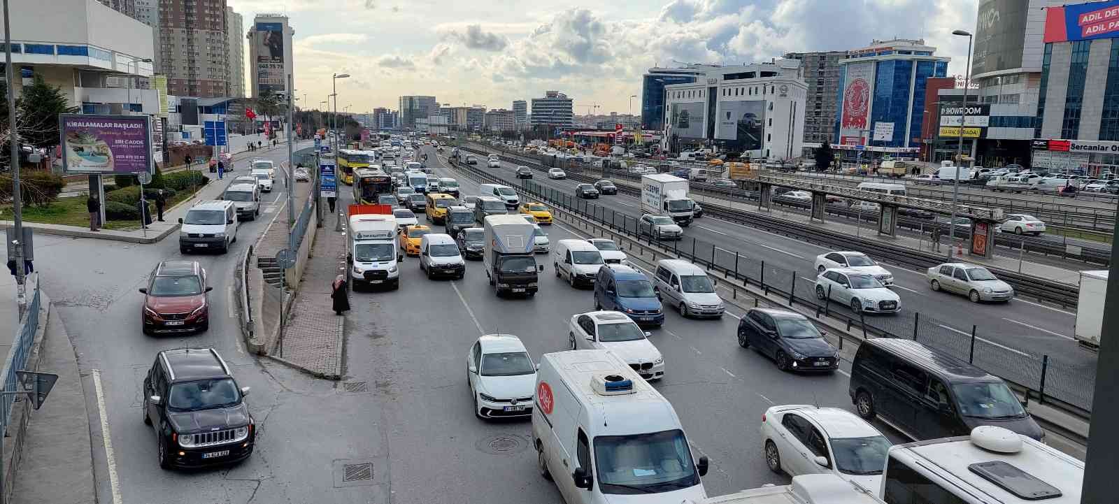 İstanbul’da yarın itibariyle başlayacak ve hafta sonu da etkili olacak kar yağışı öncesi kent genelinde trafik yoğunluğu arttı. Araç trafiğinin ...