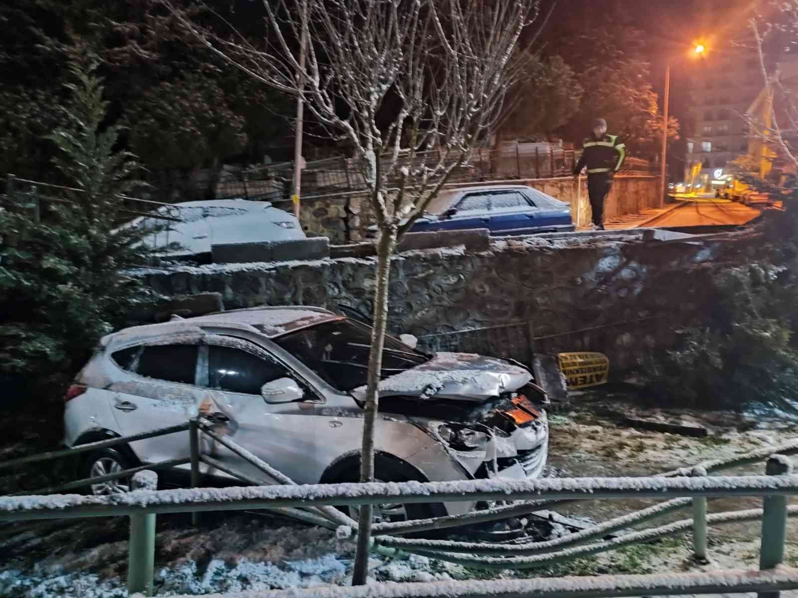 Kağıthane’de karlı yolda yokuş aşağıya kaymaya başlayan cip, kontrolden çıkarak çocuk parkına uçarken, bir başka sokakta ise kayan otomobil sivil ...