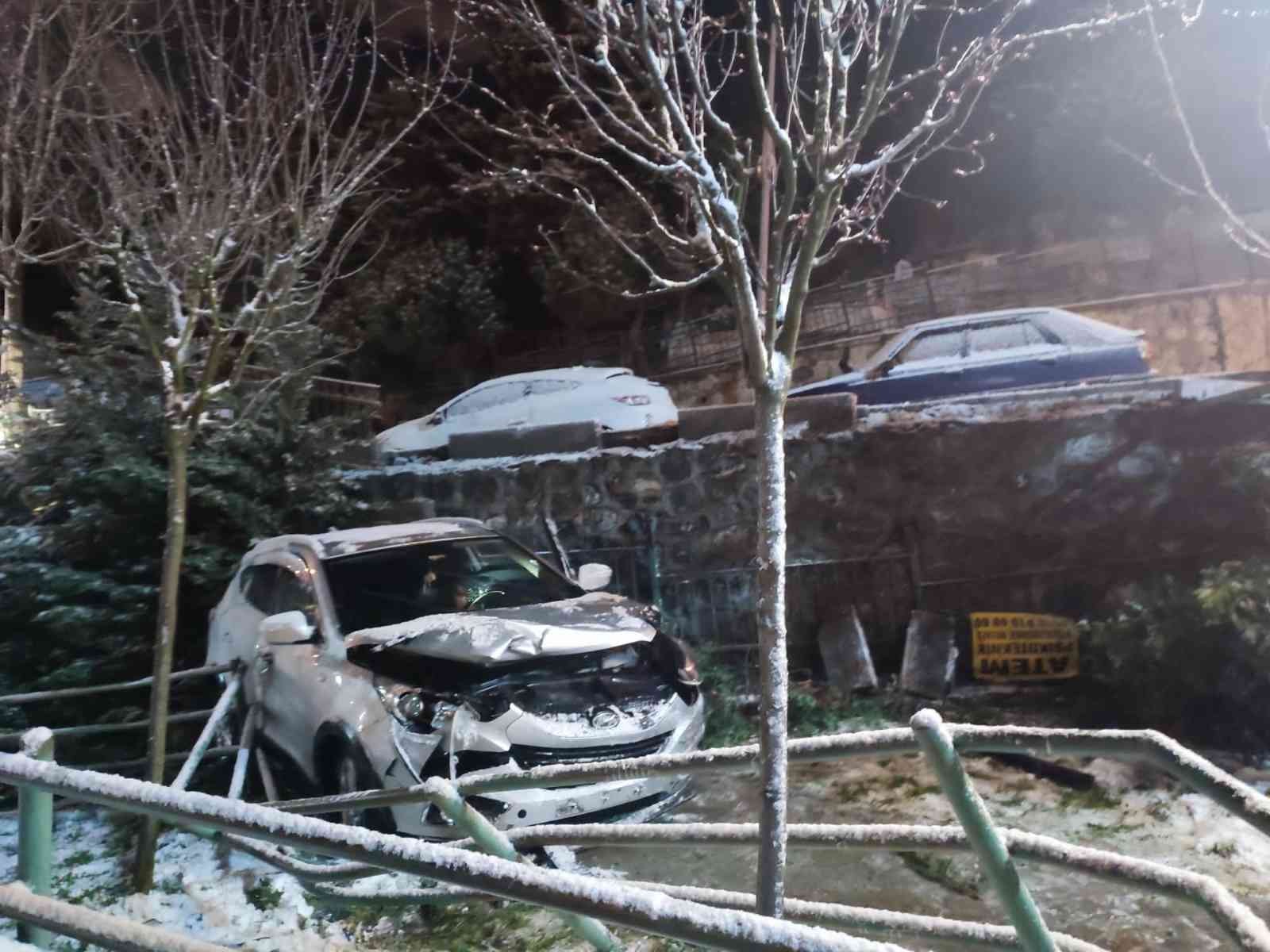 Kağıthane’de karlı yolda yokuş aşağıya kaymaya başlayan cip, kontrolden çıkarak çocuk parkına uçarken, bir başka sokakta ise kayan otomobil sivil ...