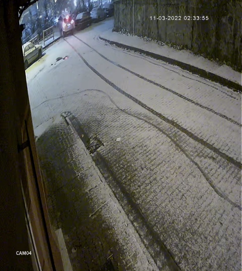 Kağıthane’de karlı yolda yokuş aşağıya kaymaya başlayan cip, kontrolden çıkarak çocuk parkına uçarken, bir başka sokakta ise kayan otomobil sivil ...