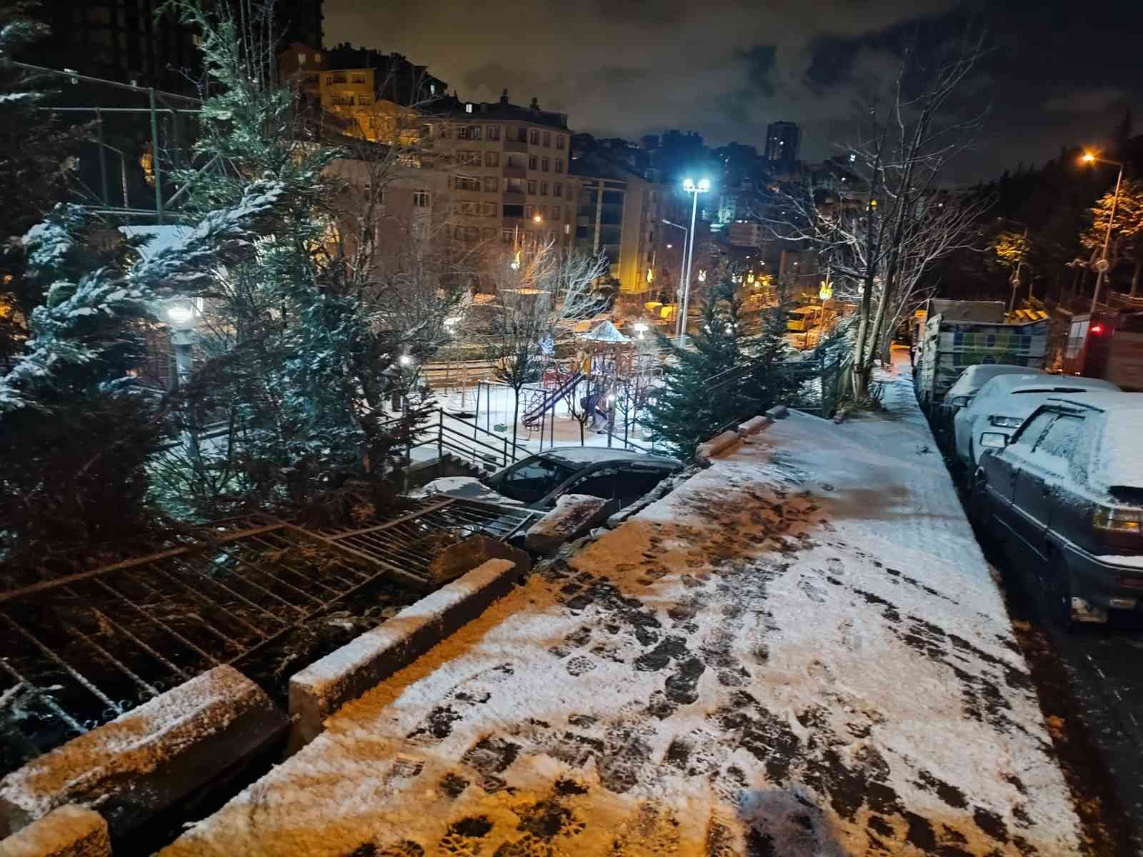 Kağıthane’de karlı yolda yokuş aşağıya kaymaya başlayan cip, kontrolden çıkarak çocuk parkına uçarken, bir başka sokakta ise kayan otomobil sivil ...