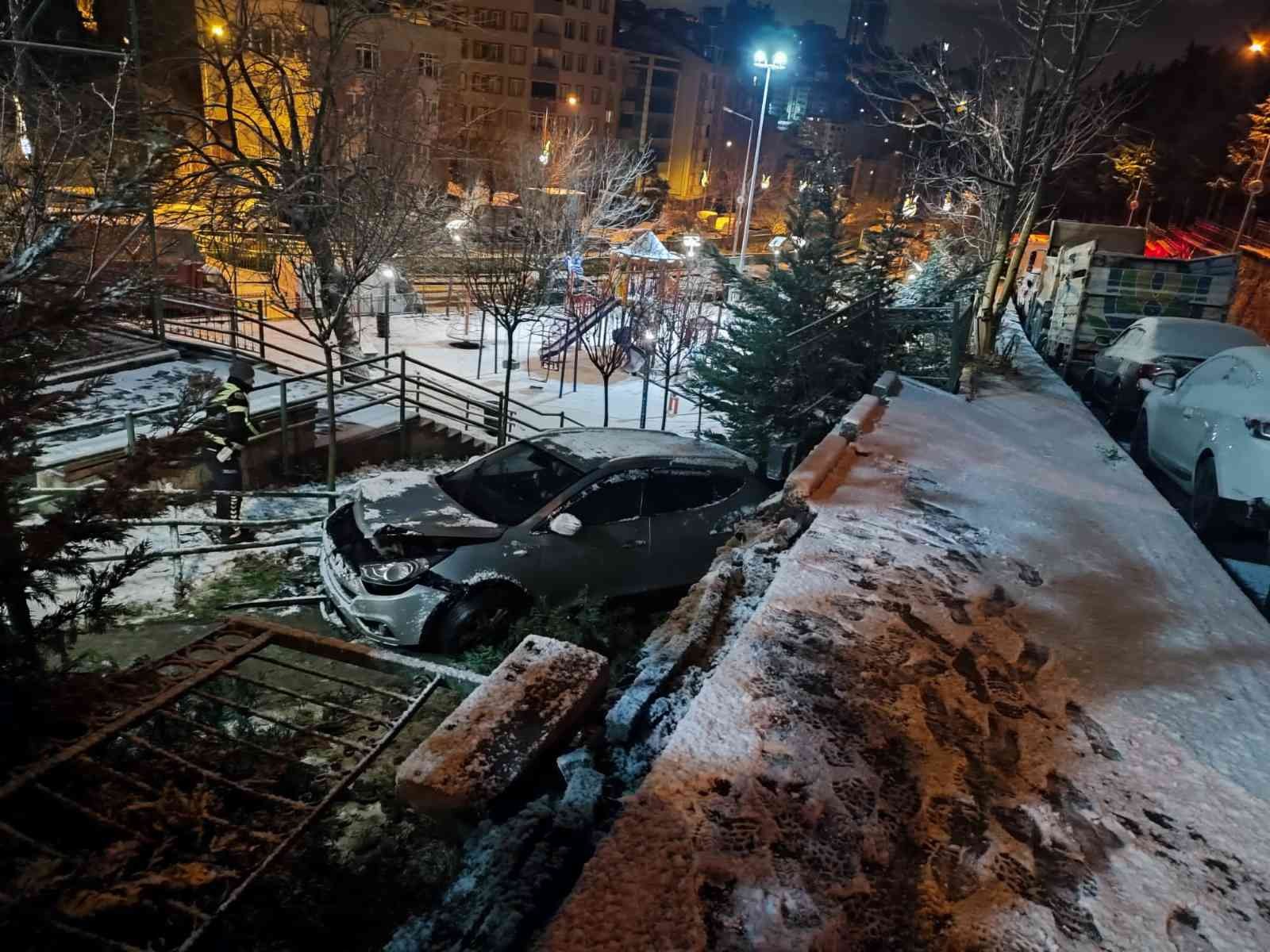 Kağıthane’de karlı yolda yokuş aşağıya kaymaya başlayan cip, kontrolden çıkarak çocuk parkına uçarken, bir başka sokakta ise kayan otomobil sivil ...