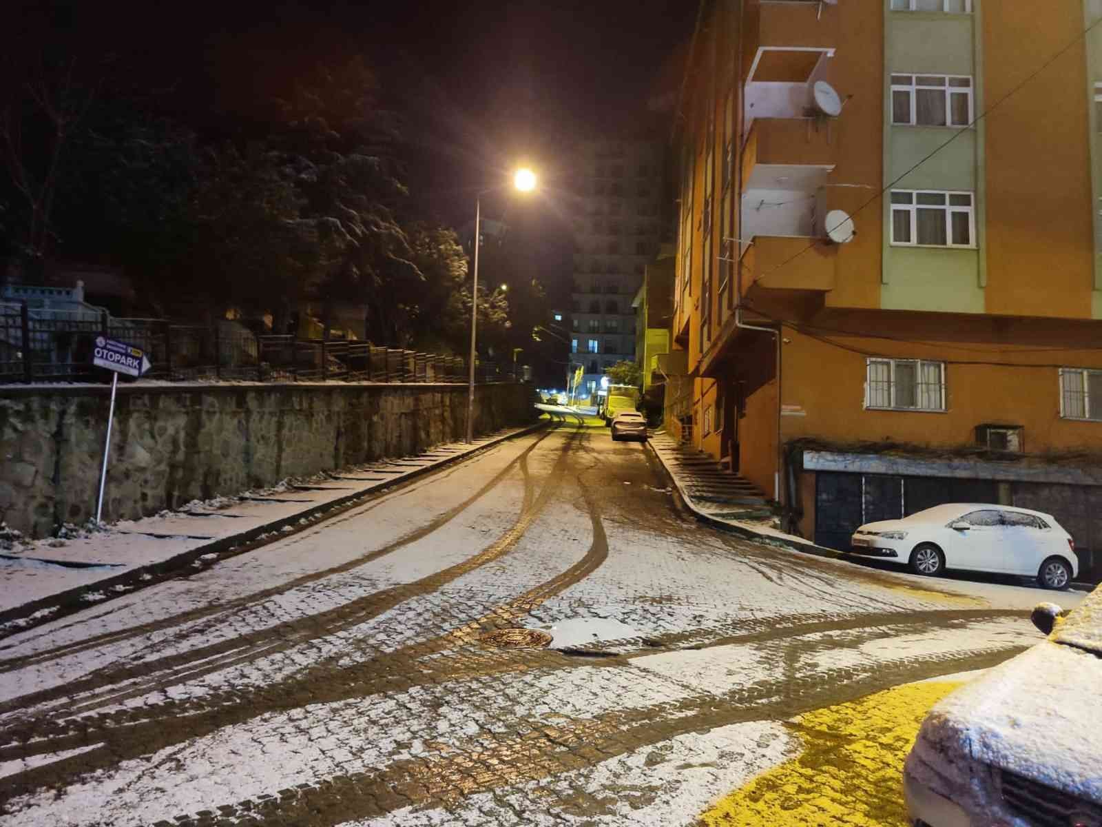 Kağıthane’de karlı yolda yokuş aşağıya kaymaya başlayan cip, kontrolden çıkarak çocuk parkına uçarken, bir başka sokakta ise kayan otomobil sivil ...