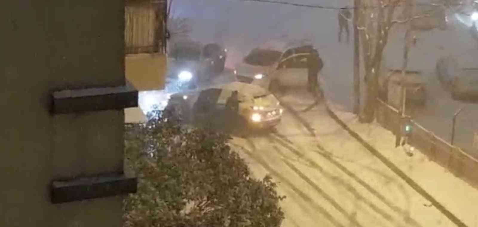 Kağıthane’de karlı yolda yokuş aşağıya kaymaya başlayan cip, kontrolden çıkarak çocuk parkına uçarken, bir başka sokakta ise kayan otomobil sivil ...