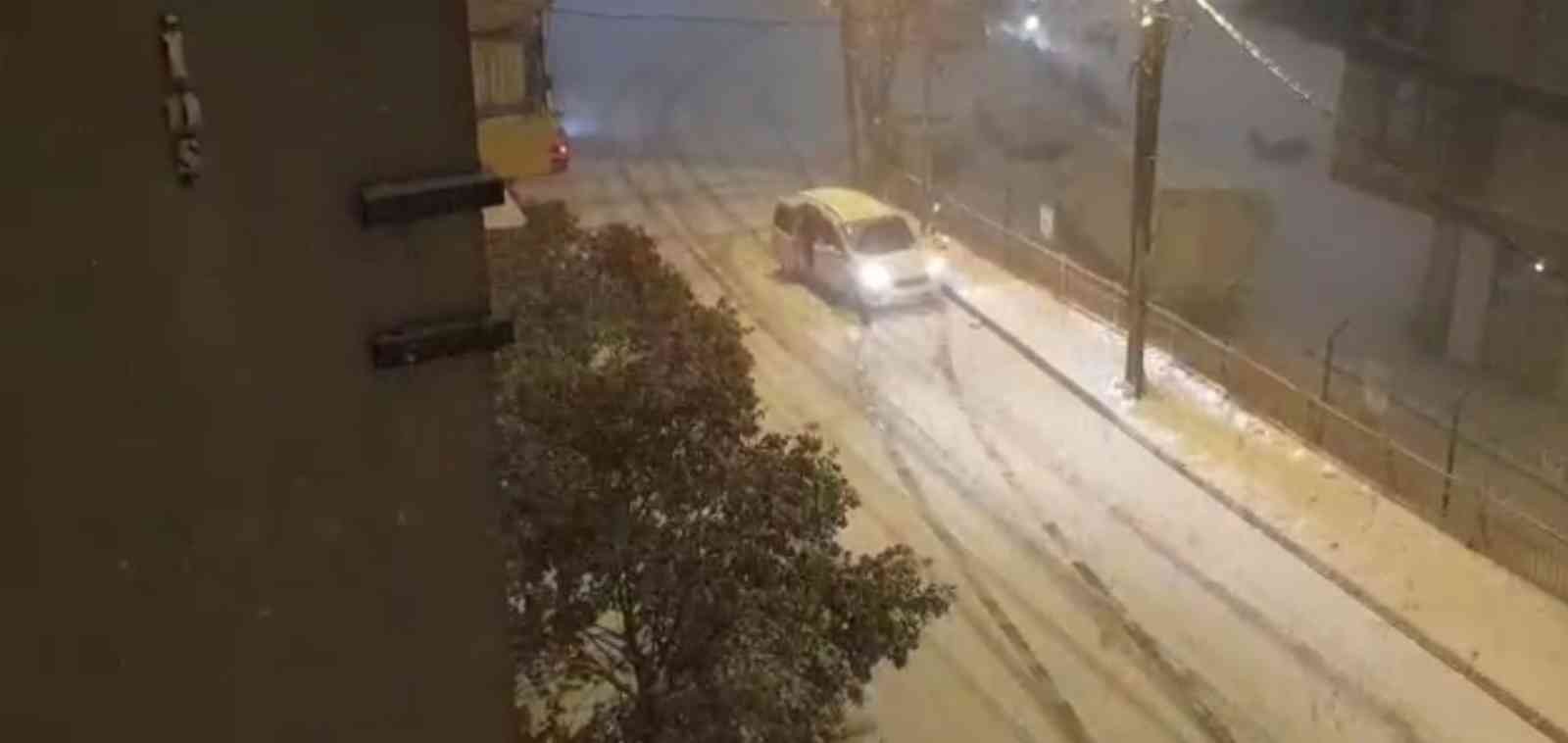 Kağıthane’de karlı yolda yokuş aşağıya kaymaya başlayan cip, kontrolden çıkarak çocuk parkına uçarken, bir başka sokakta ise kayan otomobil sivil ...