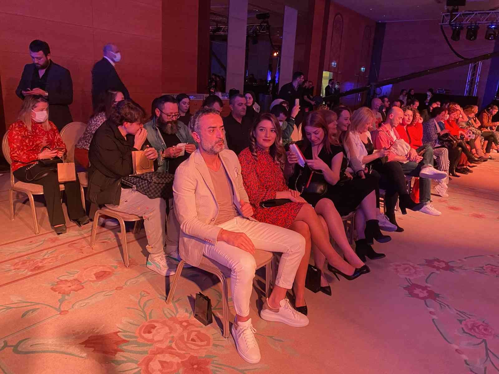 İstanbul’da düzenlenen “Open Stage” defileleri çerçevesinde yerli birçok tekstil firması en şık ürünlerinin tanıtımını gerçekleştirdi. Defilede ...