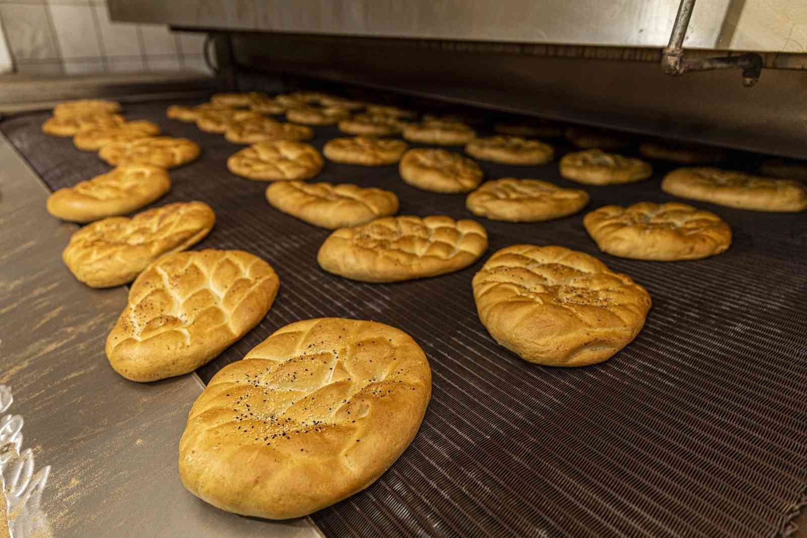 İstanbul’da bu yıl 330 gram Ramazan pidesi fırınlarda 6 liradan, Halk Ekmek büfelerinde 3 liradan satılacak. Fırıncılar devlet destekli unun ...