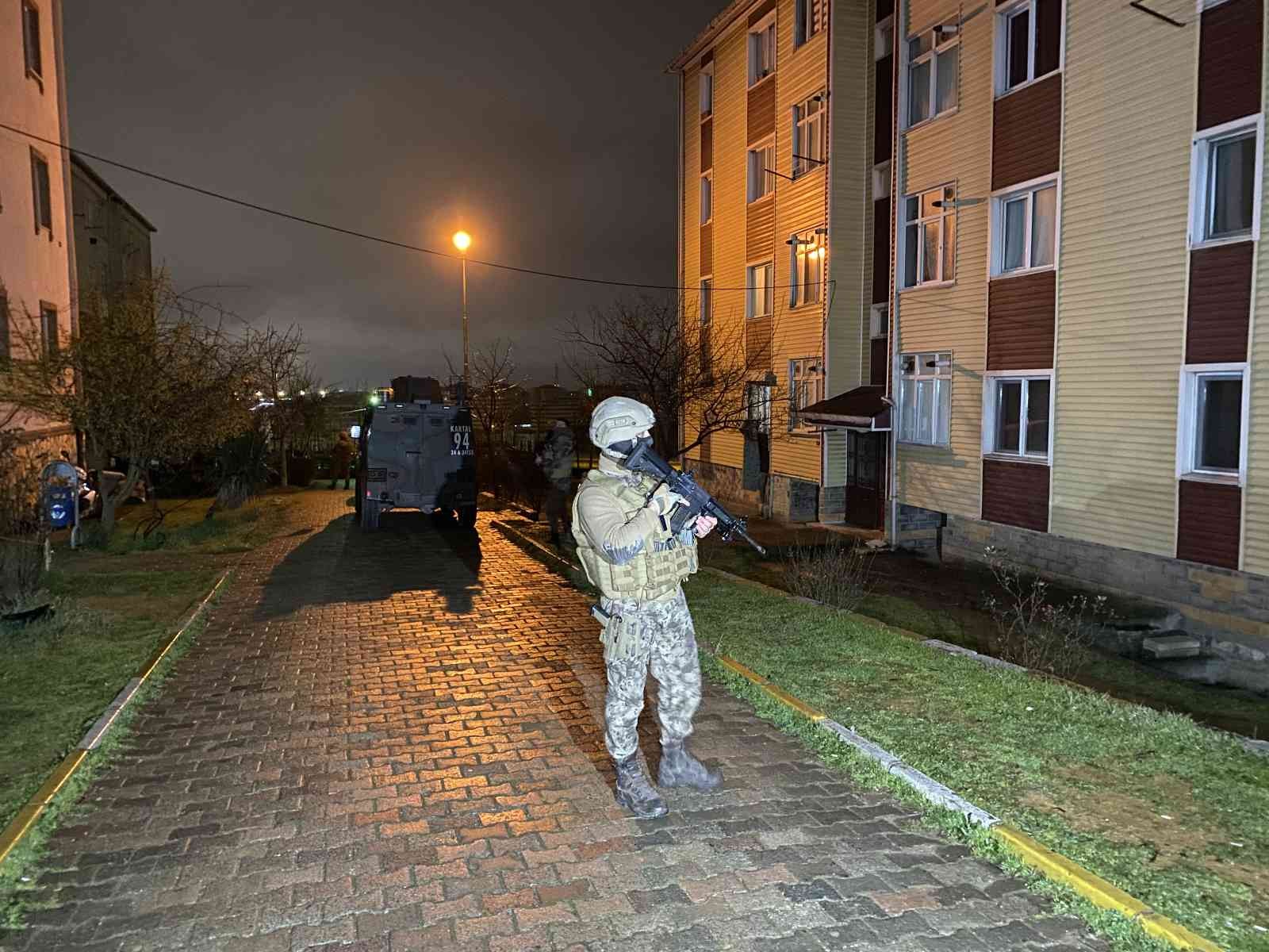 İstanbul Narkotik Suçlarla Mücadele Şube Müdürlüğü ekipleri, İstanbul genelinde sabah erken saatlerde sokaklarda uyuşturucu satan zehir ...