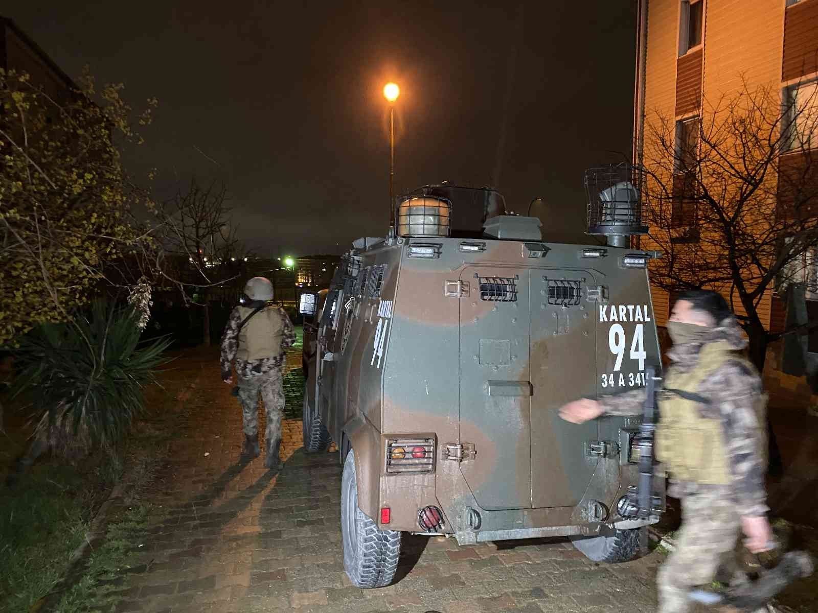 İstanbul Narkotik Suçlarla Mücadele Şube Müdürlüğü ekipleri, İstanbul genelinde sabah erken saatlerde sokaklarda uyuşturucu satan zehir ...