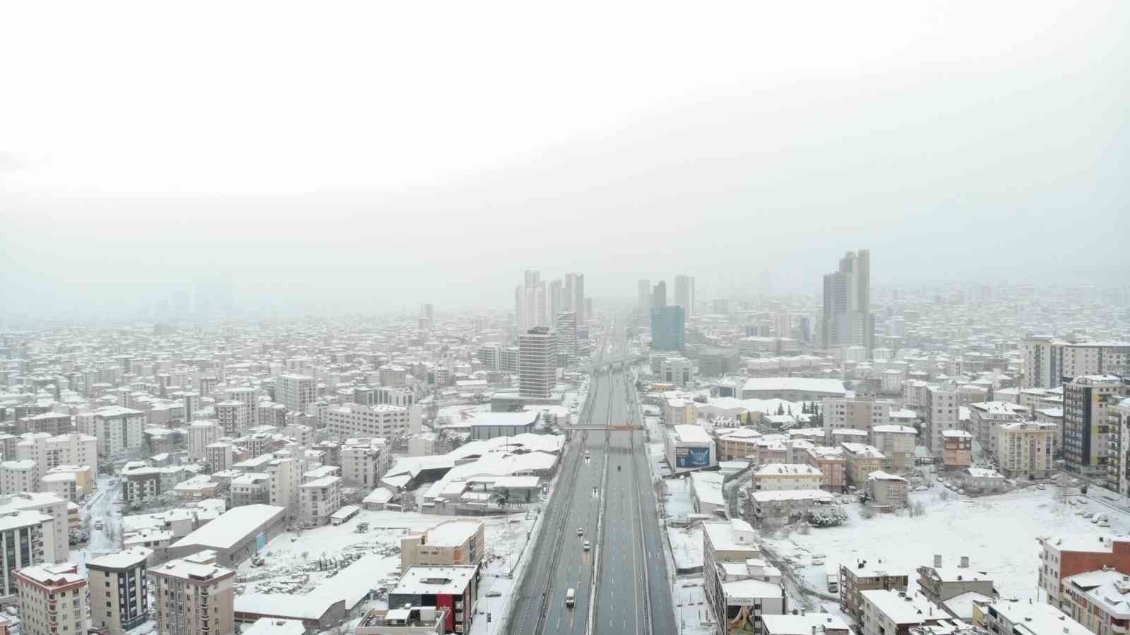 İstanbul’da kar yağışı nedeniyle araçlarını kullanmayan vatandaşların toplu taşıma araçlarına yönelmesiyle yollar boş kaldı. İBB trafik ...