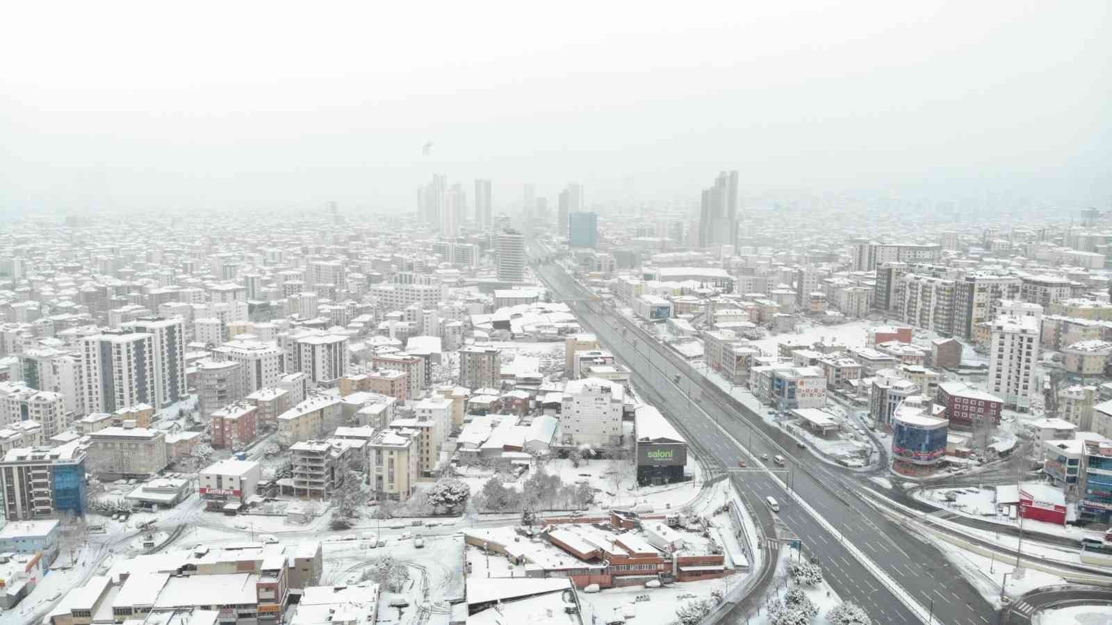 İstanbul’da kar yağışı nedeniyle araçlarını kullanmayan vatandaşların toplu taşıma araçlarına yönelmesiyle yollar boş kaldı. İBB trafik ...