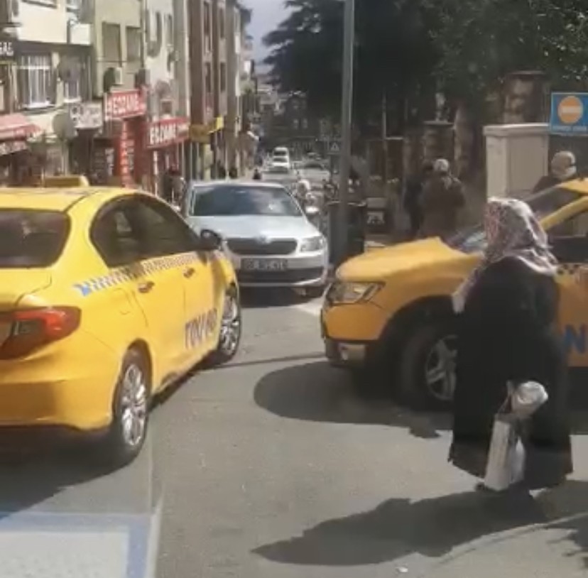 İstanbul Fatih’te hastaneden çıkan yaşlı kadın kendisini almayan taksicilere, “Taksi ne olur beni al” diyerek yalvardı. Kısa mesafe olduğu için ...