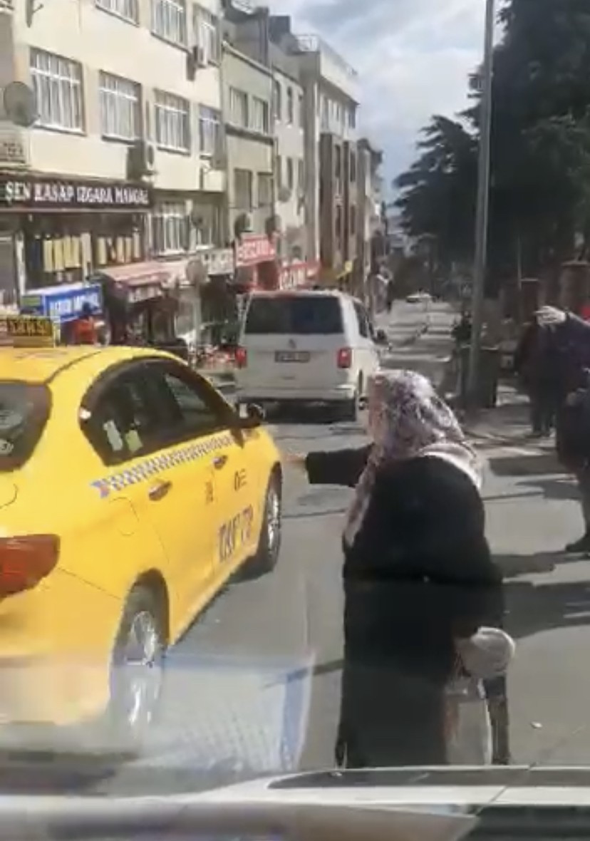 İstanbul Fatih’te hastaneden çıkan yaşlı kadın kendisini almayan taksicilere, “Taksi ne olur beni al” diyerek yalvardı. Kısa mesafe olduğu için ...