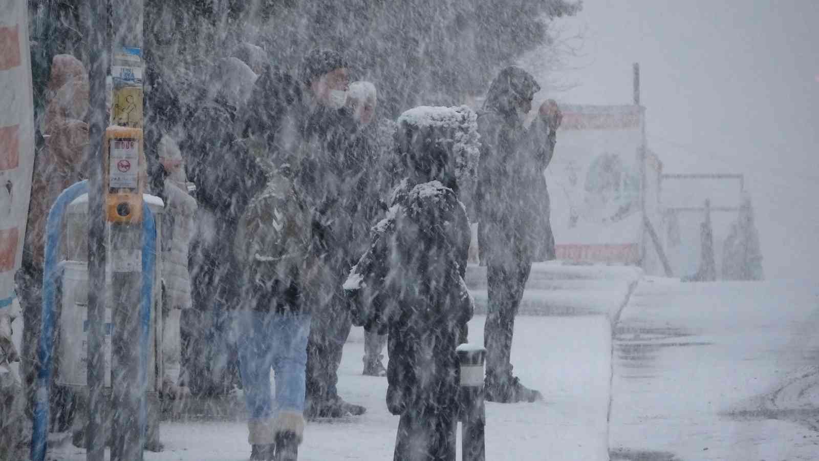 Meteoroloji Genel Müdürlüğü’nün uyarılarının ardından İstanbul’da gece saatlerinde başlayan kar yağışı Anadolu Yakası’nda etkisini göstermeye ...