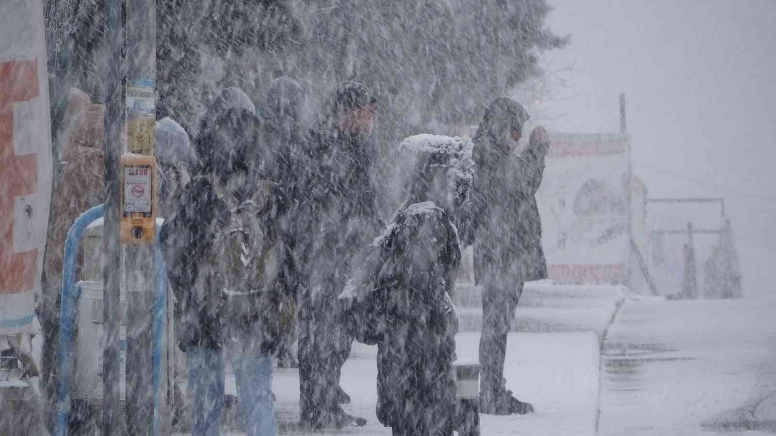 Meteoroloji Genel Müdürlüğü’nün uyarılarının ardından İstanbul’da gece saatlerinde başlayan kar yağışı Anadolu Yakası’nda etkisini göstermeye ...