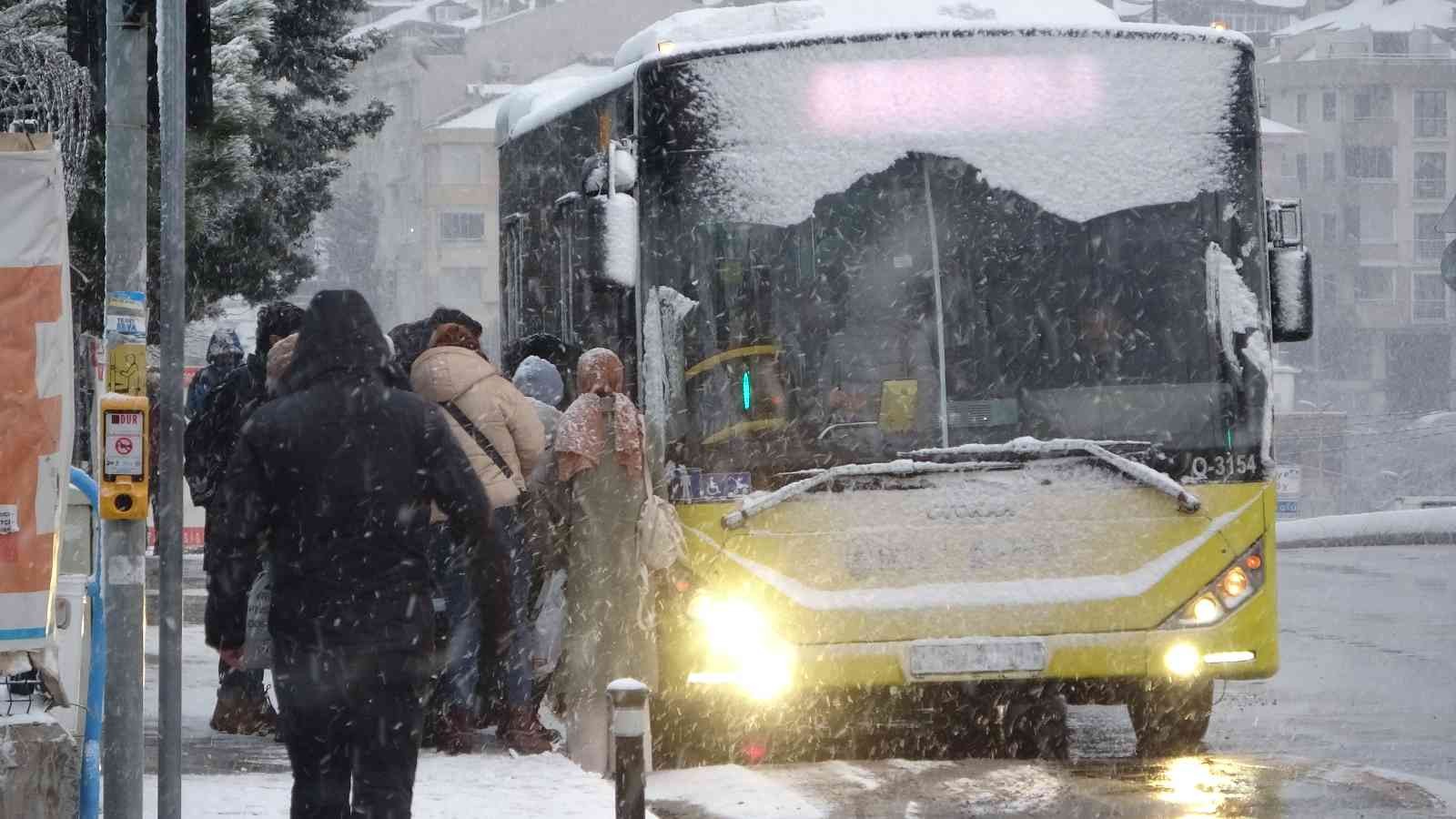 Meteoroloji Genel Müdürlüğü’nün uyarılarının ardından İstanbul’da gece saatlerinde başlayan kar yağışı Anadolu Yakası’nda etkisini göstermeye ...