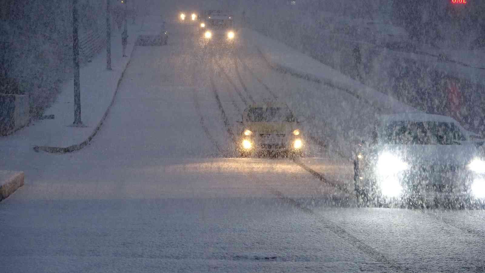 Meteoroloji Genel Müdürlüğü’nün uyarılarının ardından İstanbul’da gece saatlerinde başlayan kar yağışı Anadolu Yakası’nda etkisini göstermeye ...