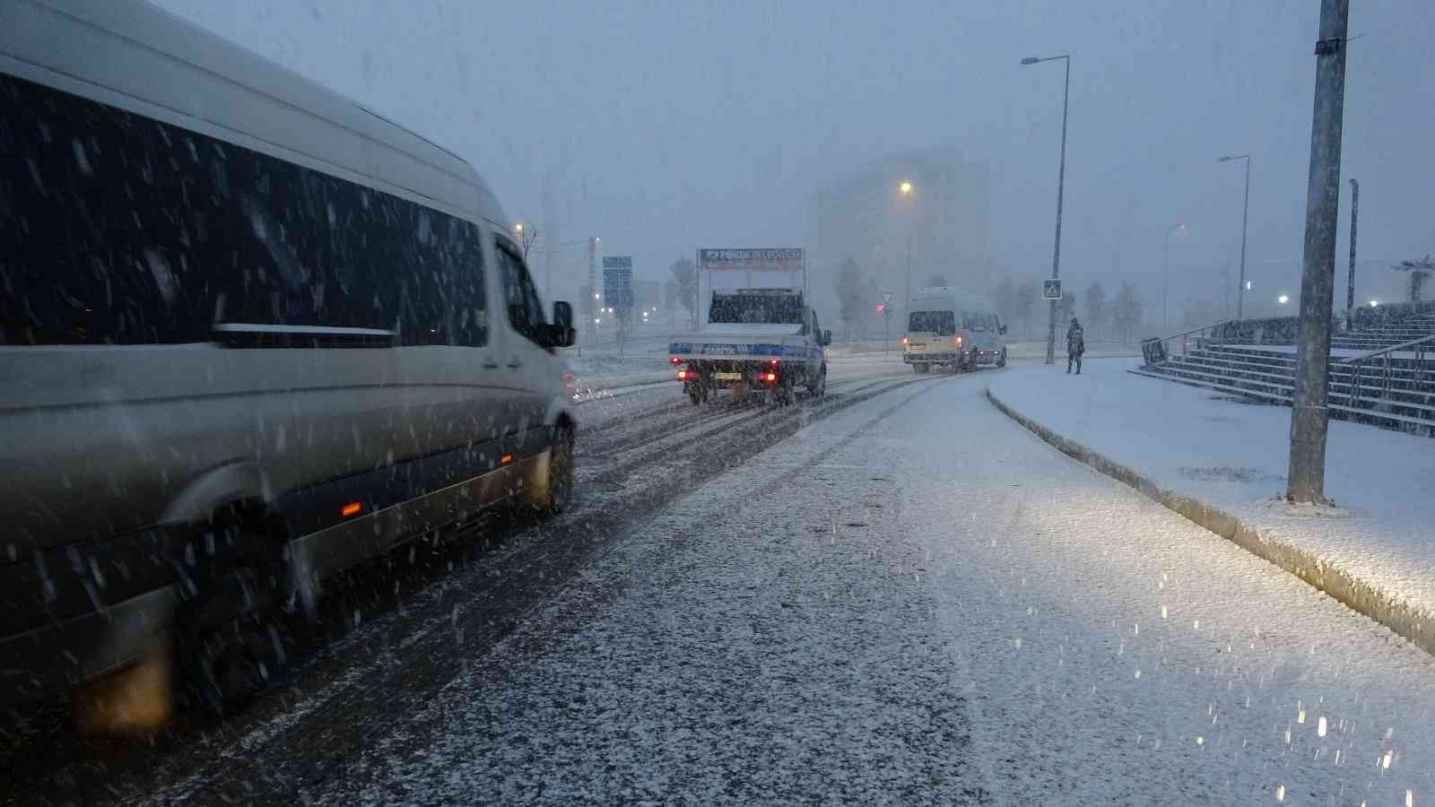 Meteoroloji Genel Müdürlüğü’nün uyarılarının ardından İstanbul’da gece saatlerinde başlayan kar yağışı Anadolu Yakası’nda etkisini göstermeye ...