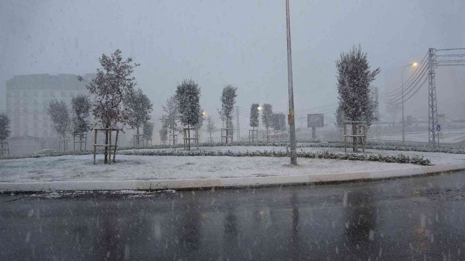 Meteoroloji Genel Müdürlüğü’nün uyarılarının ardından İstanbul’da gece saatlerinde başlayan kar yağışı Anadolu Yakası’nda etkisini göstermeye ...