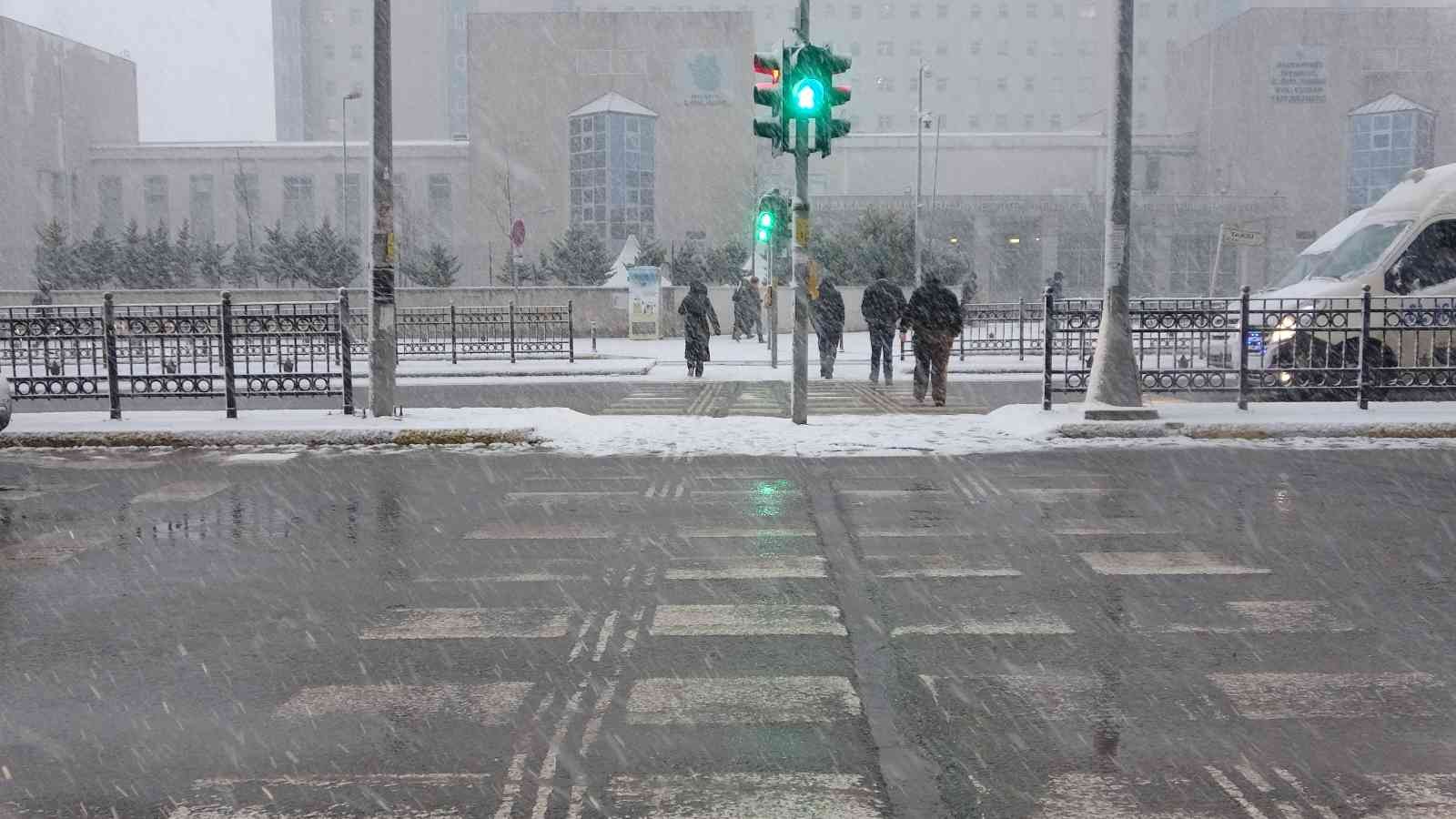 Meteoroloji Genel Müdürlüğü’nün uyarılarının ardından İstanbul’da gece saatlerinde başlayan kar yağışı Anadolu Yakası’nda etkisini göstermeye ...