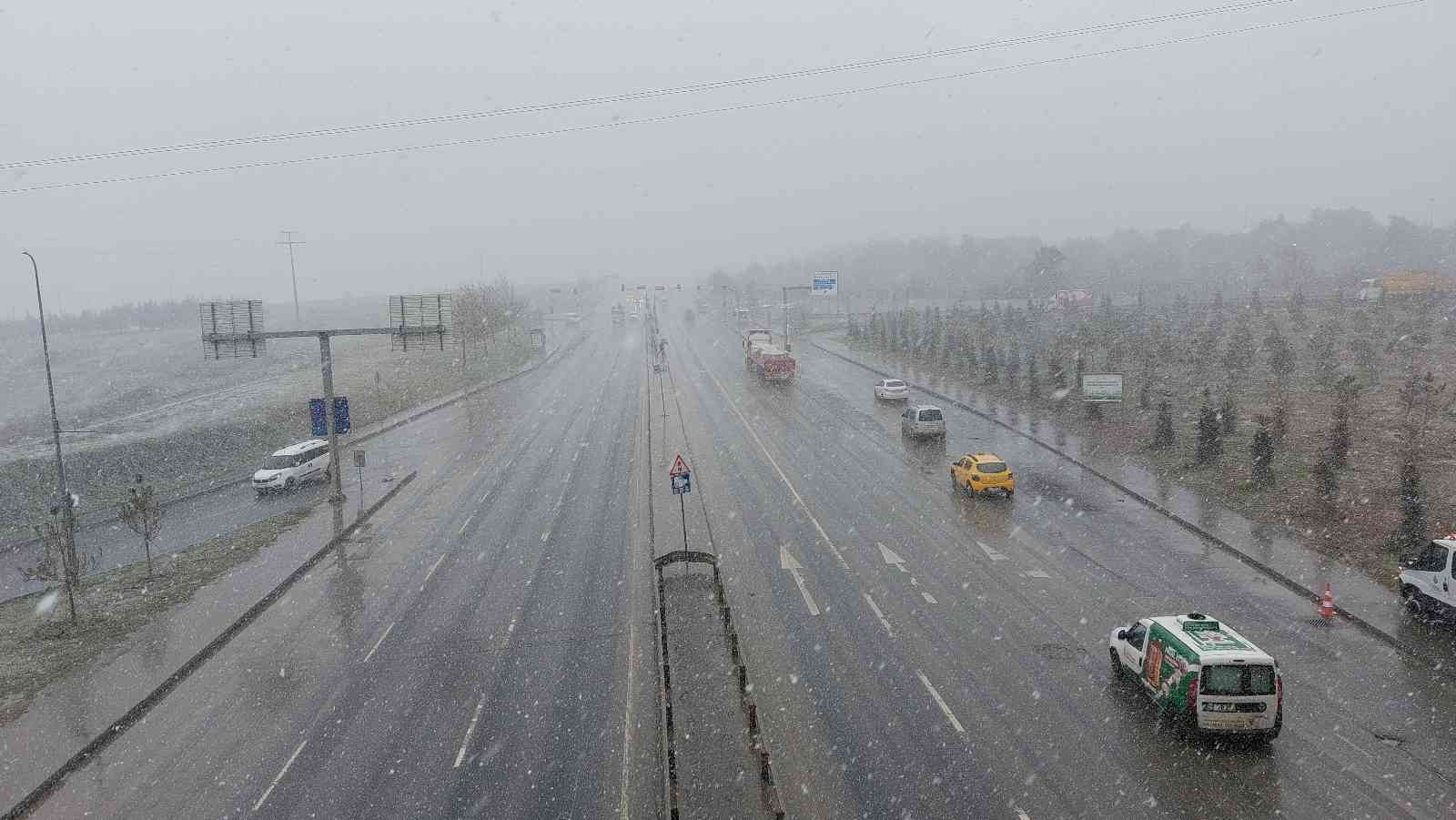 İstanbul’da beklenen kar yağışı Arnavutköy ve Kayaşehir’de etkili olmaya başladı. Lapa lapa yağan karın etkisiyle bazı bölgeler beyaza büründü ...