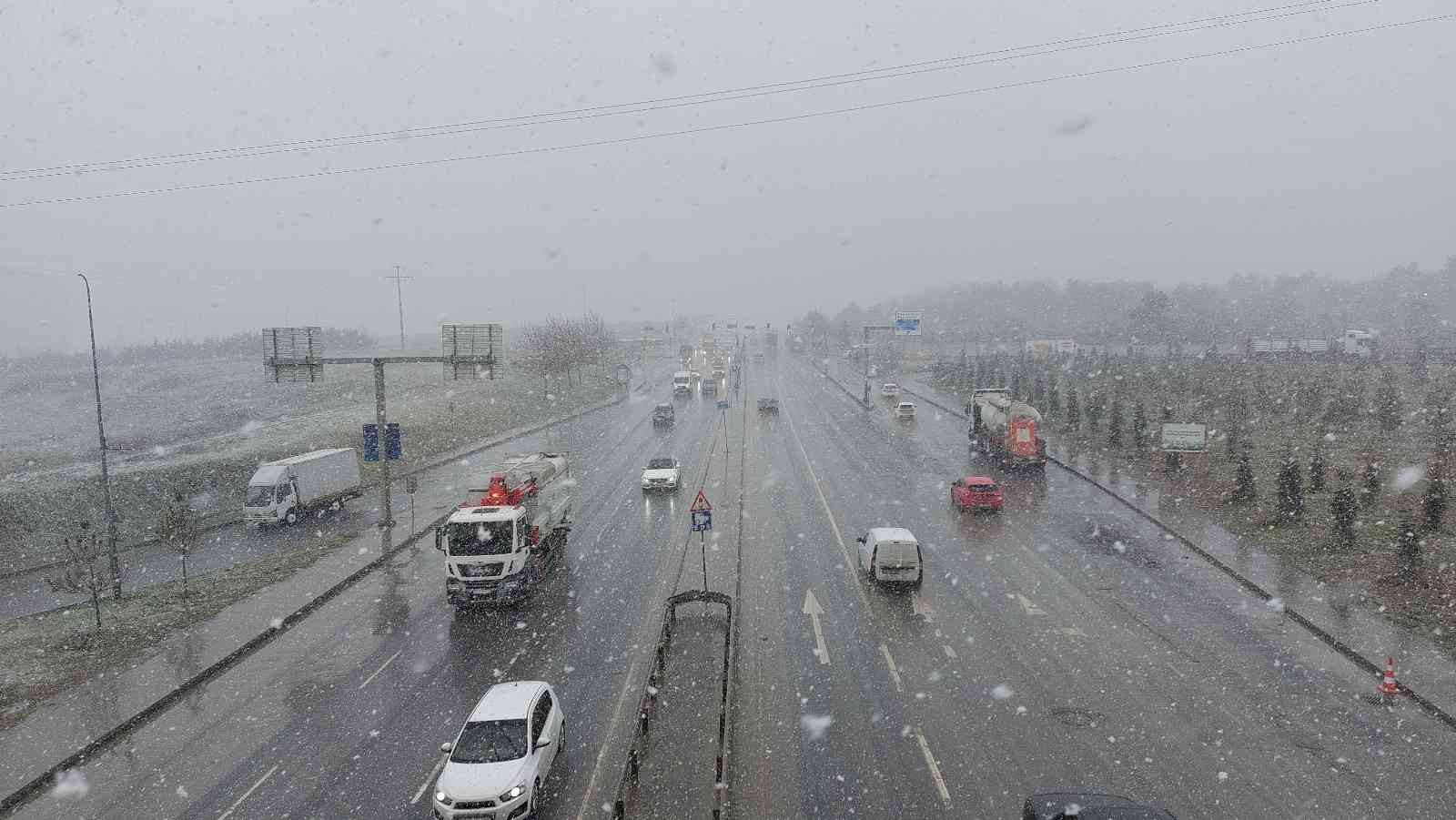 İstanbul’da beklenen kar yağışı Arnavutköy ve Kayaşehir’de etkili olmaya başladı. Lapa lapa yağan karın etkisiyle bazı bölgeler beyaza büründü ...