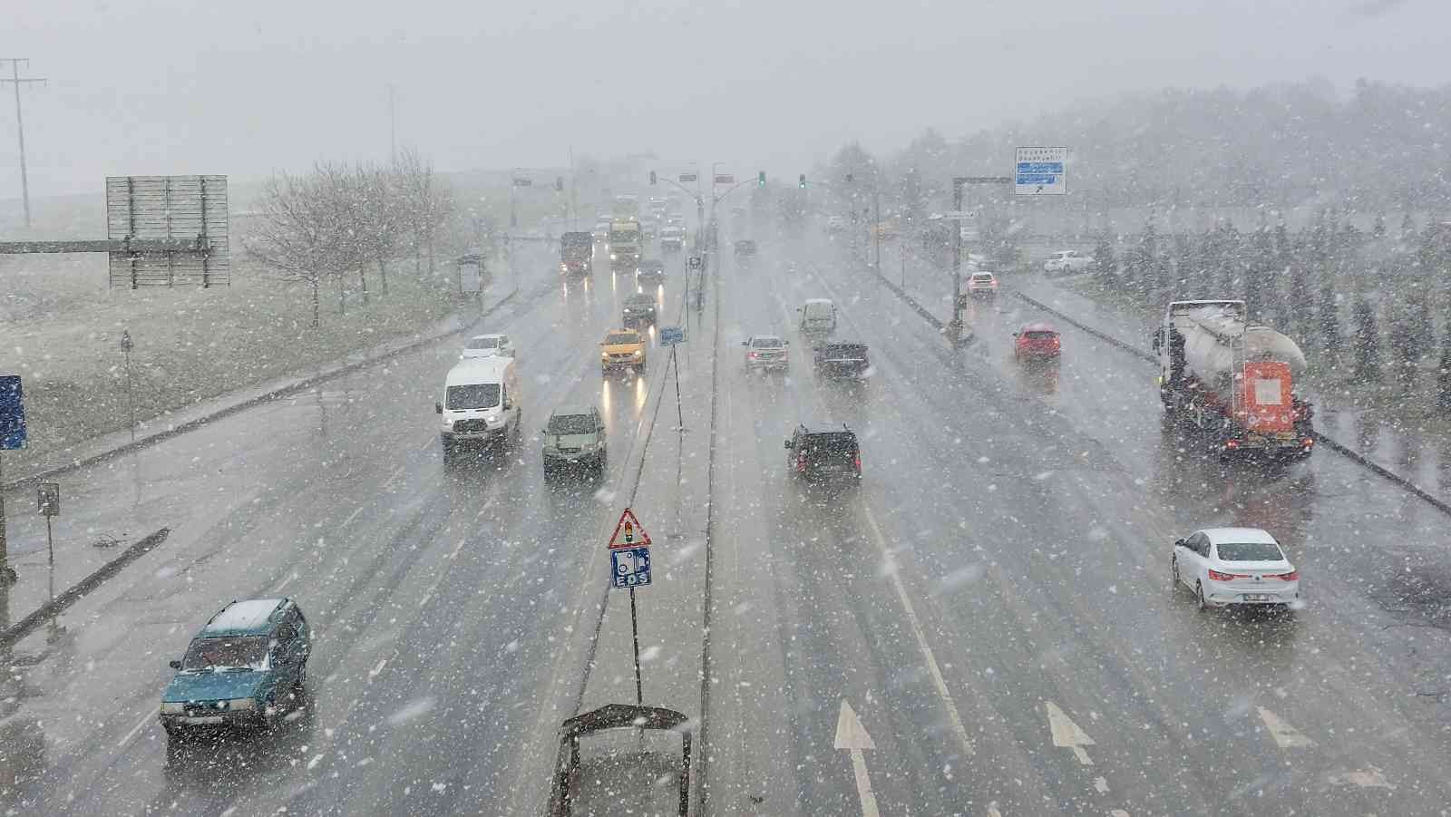 İstanbul’da beklenen kar yağışı Arnavutköy ve Kayaşehir’de etkili olmaya başladı. Lapa lapa yağan karın etkisiyle bazı bölgeler beyaza büründü ...