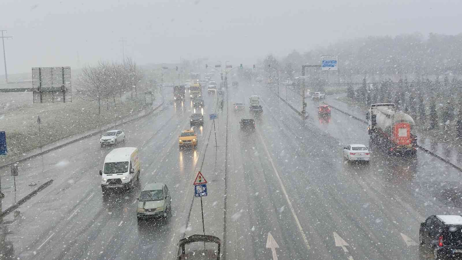 İstanbul’da beklenen kar yağışı Arnavutköy ve Kayaşehir’de etkili olmaya başladı. Lapa lapa yağan karın etkisiyle bazı bölgeler beyaza büründü ...