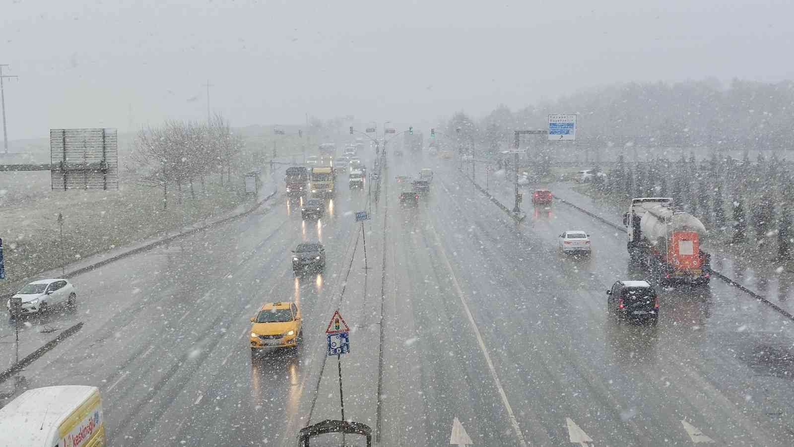 İstanbul’da beklenen kar yağışı Arnavutköy ve Kayaşehir’de etkili olmaya başladı. Lapa lapa yağan karın etkisiyle bazı bölgeler beyaza büründü ...