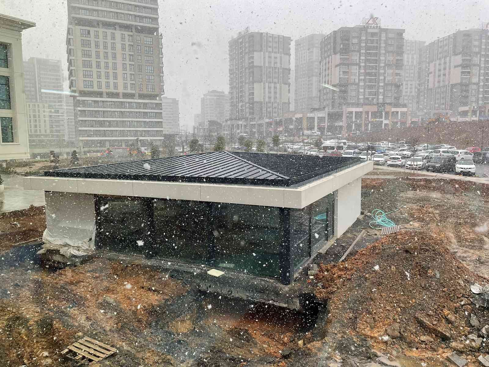 İstanbul’da beklenen kar yağışı Arnavutköy ve Kayaşehir’de etkili olmaya başladı. Lapa lapa yağan karın etkisiyle bazı bölgeler beyaza büründü ...