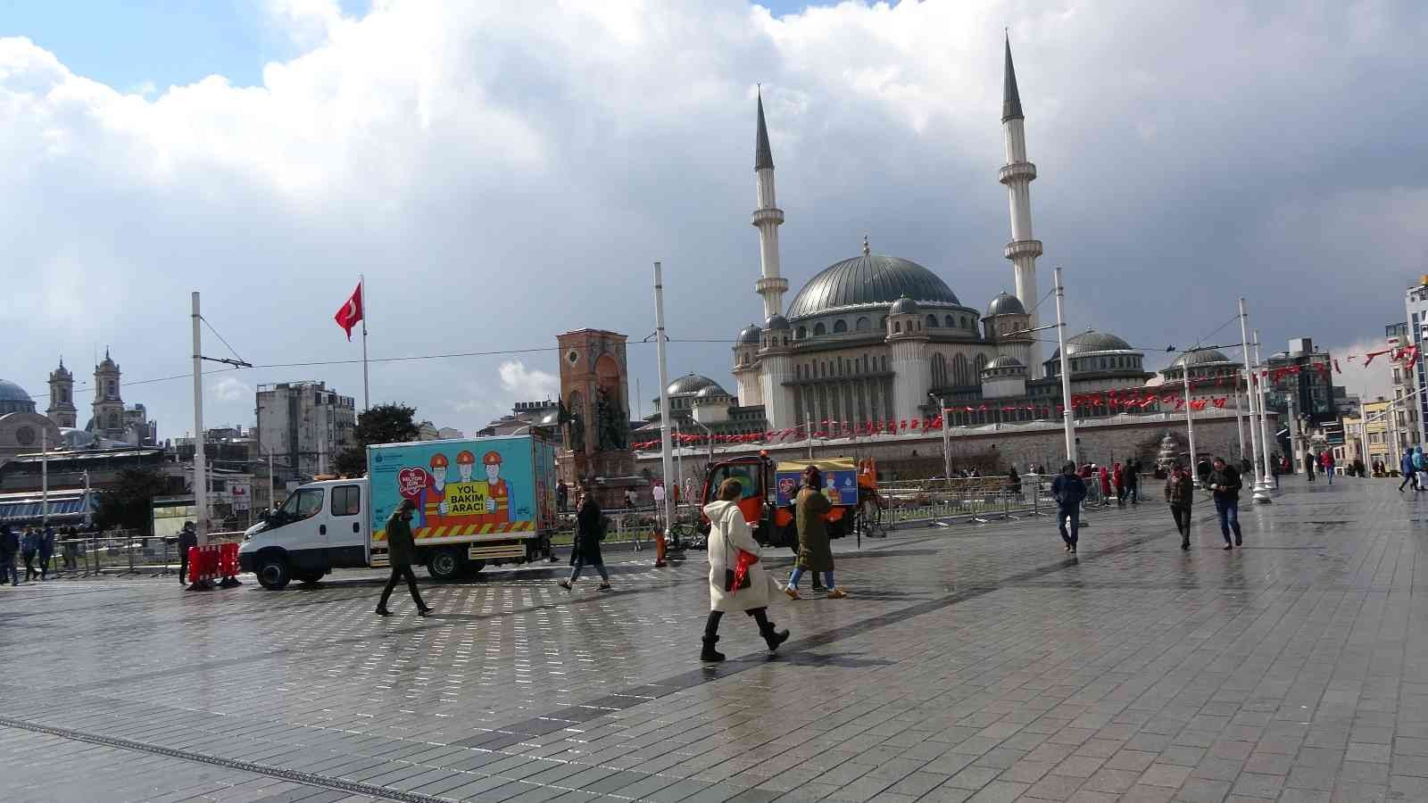 İstanbul’u etkisi altına alan kar yağışı sırasında yerli ve yabancı turistler İstiklal Caddesi ve Taksim Meydanı’na akın etti. İstanbul’u etkisi ...