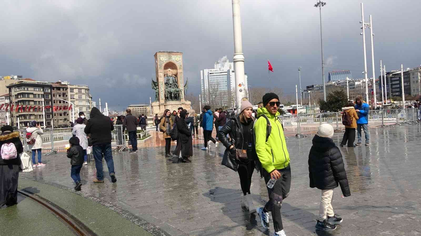 İstanbul’u etkisi altına alan kar yağışı sırasında yerli ve yabancı turistler İstiklal Caddesi ve Taksim Meydanı’na akın etti. İstanbul’u etkisi ...