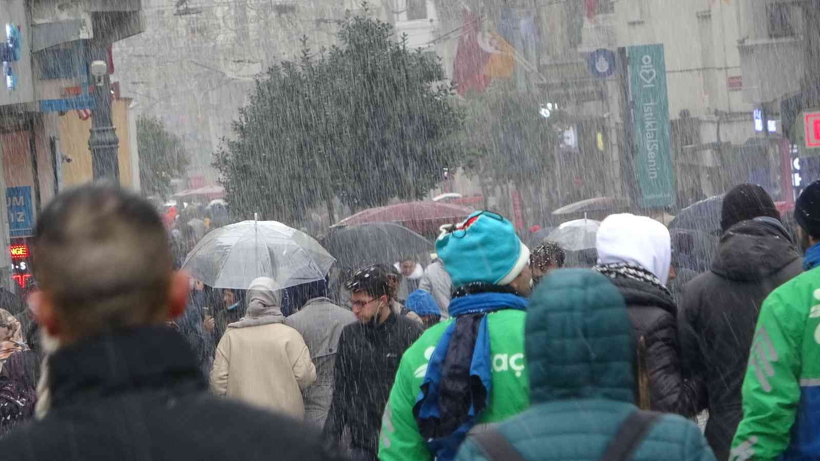 İstanbul’u etkisi altına alan kar yağışı sırasında yerli ve yabancı turistler İstiklal Caddesi ve Taksim Meydanı’na akın etti. İstanbul’u etkisi ...