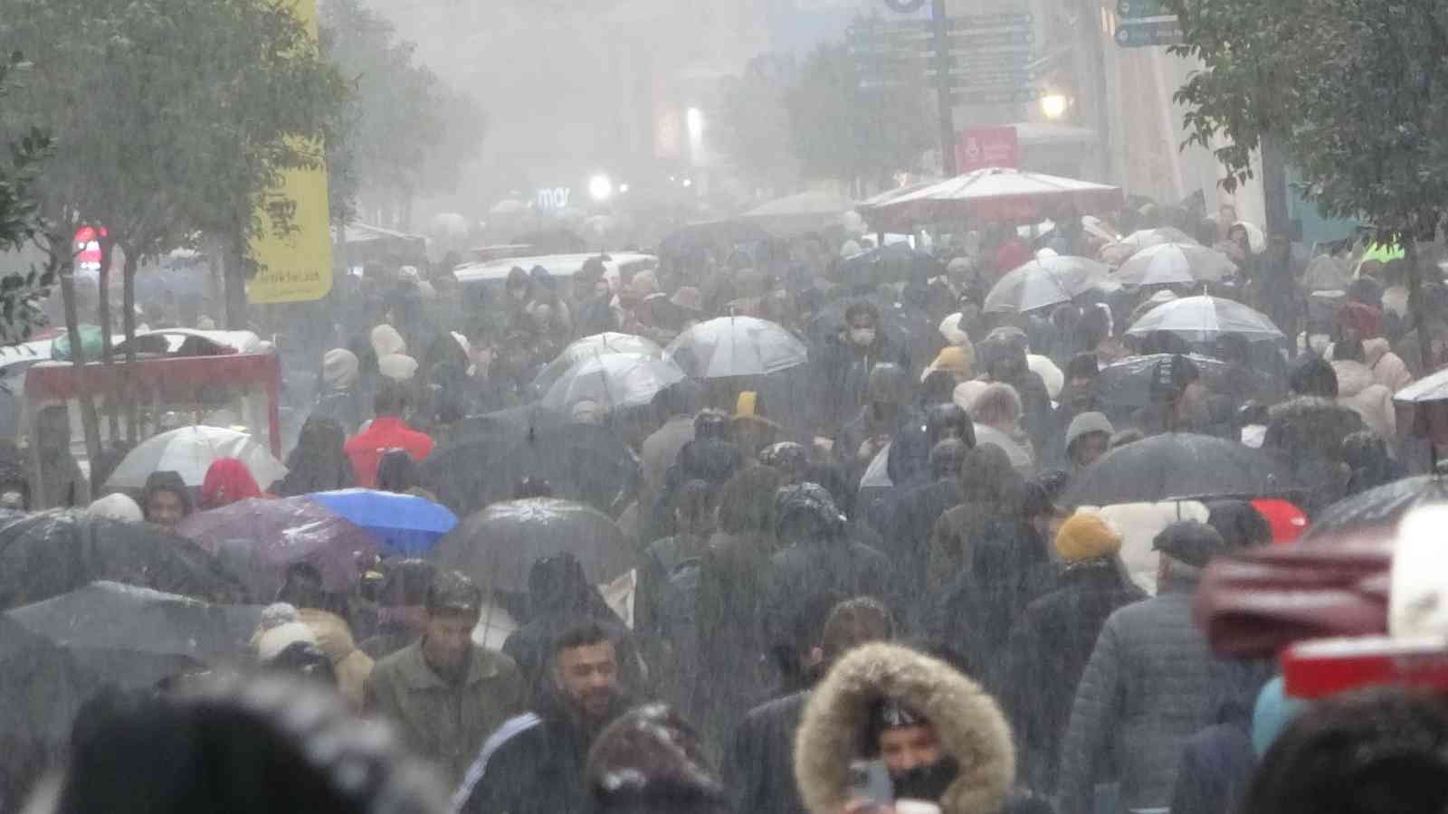 İstanbul’u etkisi altına alan kar yağışı sırasında yerli ve yabancı turistler İstiklal Caddesi ve Taksim Meydanı’na akın etti. İstanbul’u etkisi ...