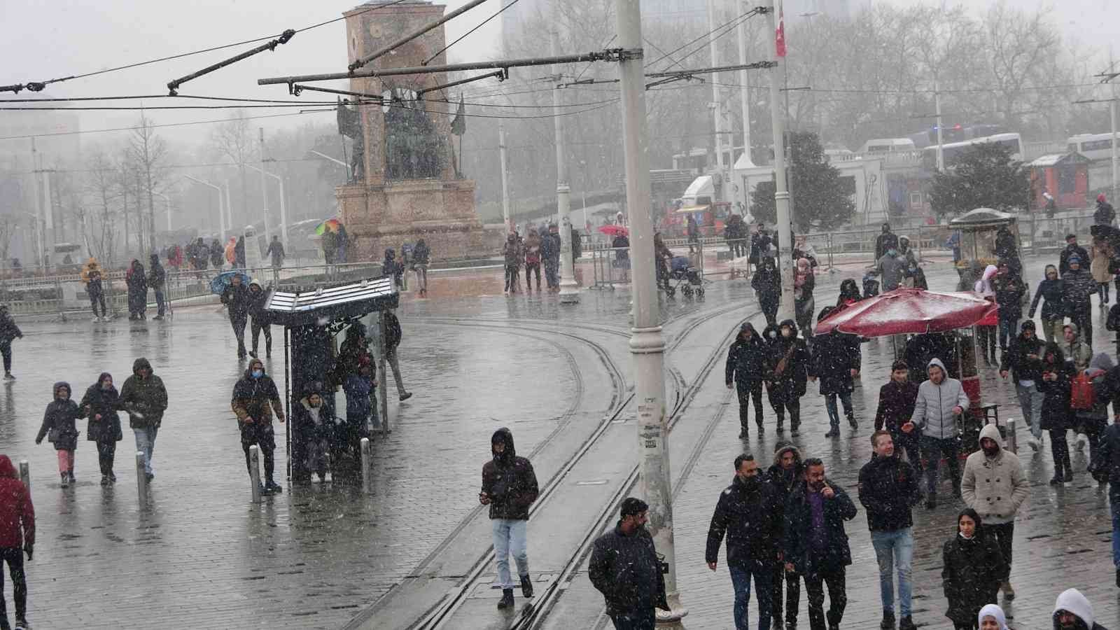 İstanbul’u etkisi altına alan kar yağışı sırasında yerli ve yabancı turistler İstiklal Caddesi ve Taksim Meydanı’na akın etti. İstanbul’u etkisi ...