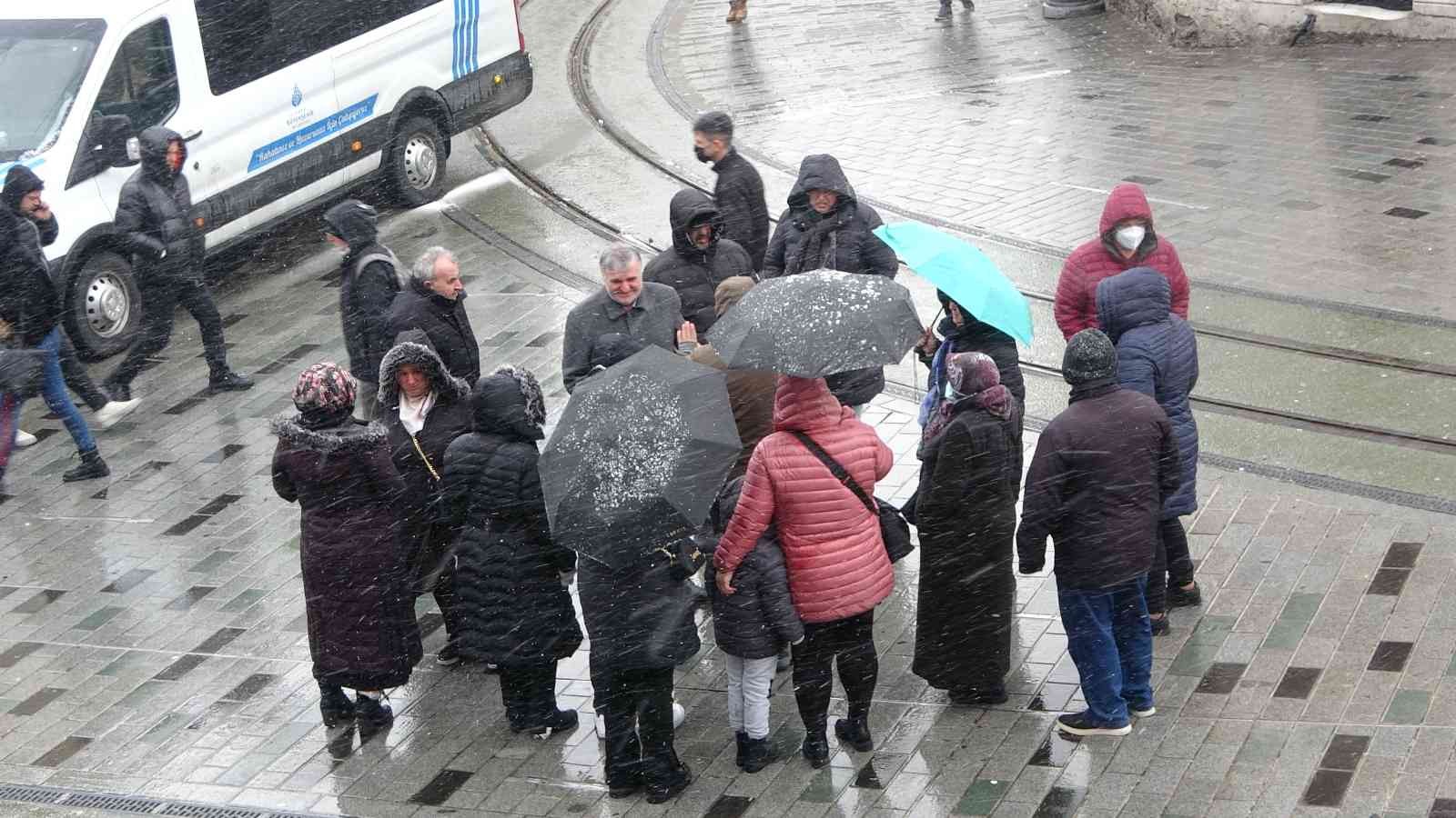 İstanbul’u etkisi altına alan kar yağışı sırasında yerli ve yabancı turistler İstiklal Caddesi ve Taksim Meydanı’na akın etti. İstanbul’u etkisi ...