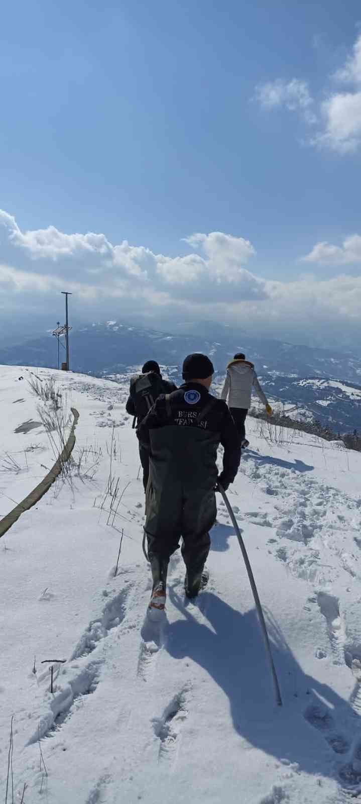 Bursa’nın İnegöl ilçesinde buzun kırılmasıyla sulama göletine düşerek mahsur kalan köpek, donmak üzereyken Bursa Büyükşehir Belediyesi İtfaiye ...