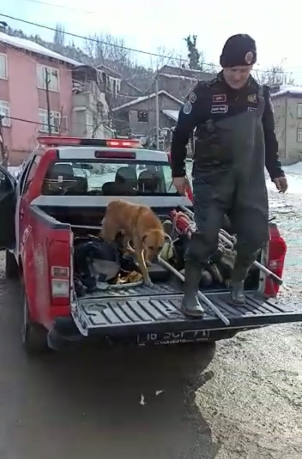 Bursa’nın İnegöl ilçesinde buzun kırılmasıyla sulama göletine düşerek mahsur kalan köpek, donmak üzereyken Bursa Büyükşehir Belediyesi İtfaiye ...