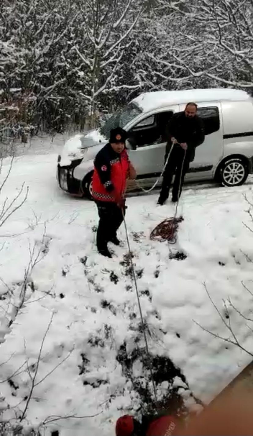 Sakarya’nın Taraklı ilçesinde dereye düşerek mahsur kalan baykuş, itfaiye ekiplerince kurtarılarak tedavi altına alındı. Taraklı ilçesi Hacımurat ...